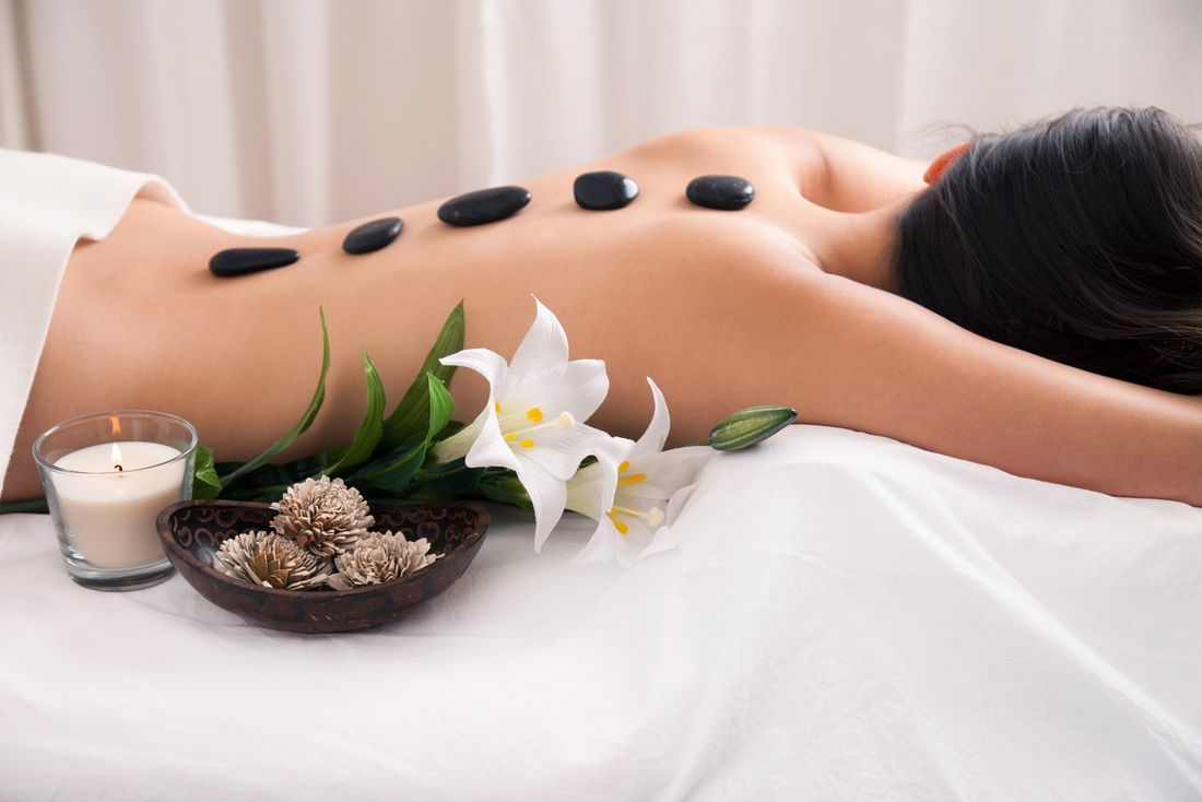 Hot-Stone-Massage mit heißen Steinen